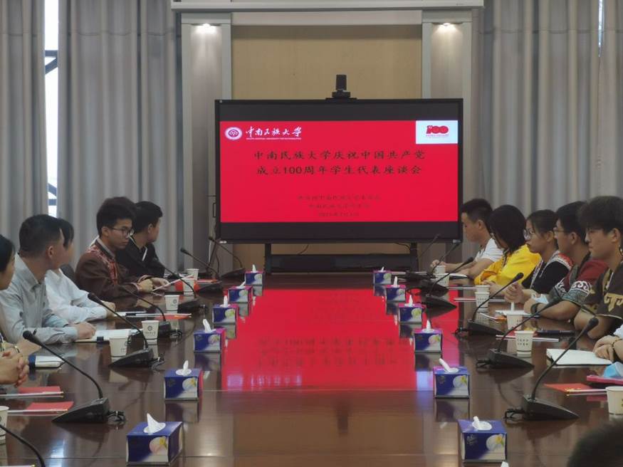 一群人在餐厅的桌子前描述已自动生成 一群人在餐厅的桌子前描述已自动生成