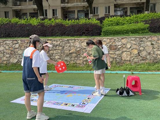 beat365官网学生在心理减压节上玩游戏   祁惠芸摄