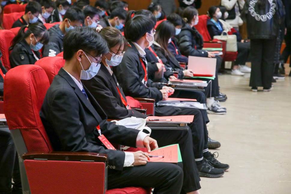 人们在看台上的人和人群中度可信度描述已自动生成 人们在看台上的人和人群中度可信度描述已自动生成