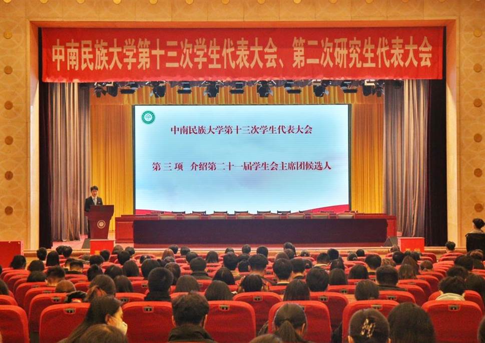 桌子上的礼堂低可信度描述已自动生成 桌子上的礼堂低可信度描述已自动生成