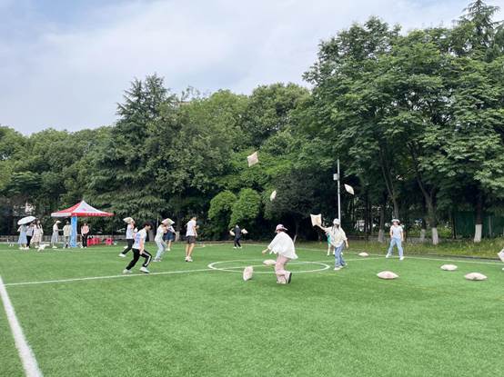 beat365官网学生在心理减压节上玩游戏 郑红 摄